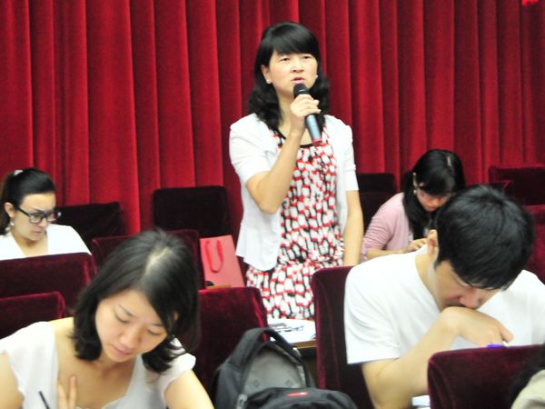  2012年6月19日上午10时，文化部举行新闻发布会，介绍第五届中国昆剧艺术节、第五届中国苏州评弹艺术节及第四届中国非物质文化遗产保护·苏州论坛的有关情况，并答记者问。图为《北京日报》记者现场提问。文化部政府门户网站马思伟 摄。