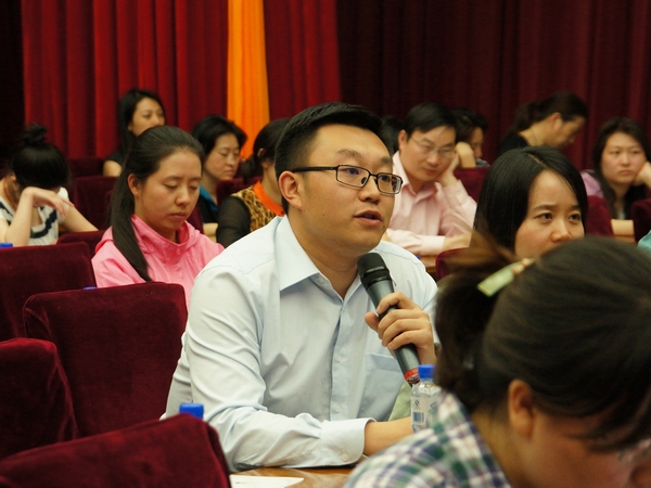  2013年5月20日下午2时30分，文化部举行新闻发布会介绍第四节中国成都国际非物质文化遗产节有关情况。图为央视财经记者提问。文化部政府门户网站记者杨倩 摄。