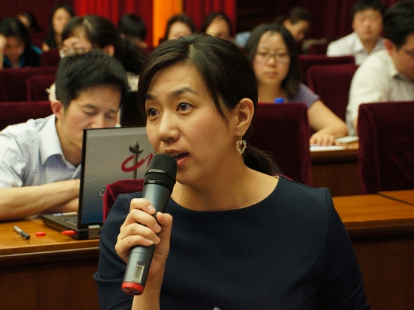  2013年5月20日下午2时30分，文化部举行新闻发布会介绍第四节中国成都国际非物质文化遗产节有关情况。图为中央人民广播电台记者提问。文化部政府门户网站记者杨倩 摄。
