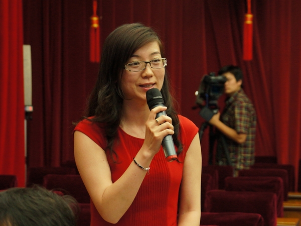  2013年5月20日下午2时30分，文化部举行新闻发布会介绍第四节中国成都国际非物质文化遗产节有关情况。图为海峡之声广播电台提问。文化部政府门户网站记者杨倩 摄。