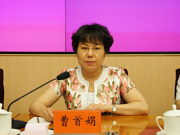  2013年6月19日下午15时，文化部举行第十届全国舞蹈比赛新闻发布会，介绍第十届全国舞蹈比赛的有关情况。图为临沂市文广新局局长曹首娟。文化部政府门户网站记者马思伟 摄。 