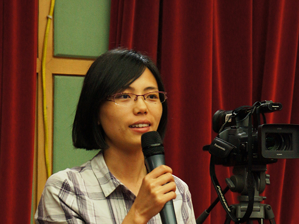    2013年6月19日下午15时，文化部举行第十届全国舞蹈比赛新闻发布会，介绍第十届全国舞蹈比赛的有关情况。图为日照电视台记者提问。文化部政府门户网站记者马思伟 摄。