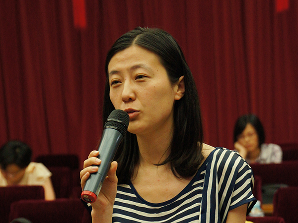   2013年6月19日下午15时，文化部举行第十届全国舞蹈比赛新闻发布会，介绍第十届全国舞蹈比赛的有关情况。图为中国文化报记者现场提问。文化部政府门户网站记者马思伟 摄。