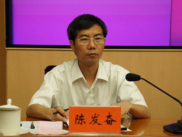  2013年6月19日下午15时，文化部举行第十届全国舞蹈比赛新闻发布会，介绍第十届全国舞蹈比赛的有关情况。图为文化部办公厅副主任、主持人陈发奋。文化部政府门户网站记者马思伟 摄。