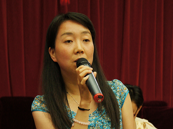    2013年6月19日下午15时，文化部举行第十届全国舞蹈比赛新闻发布会，介绍第十届全国舞蹈比赛的有关情况。图为央视网记者现场提问。文化部政府门户网站记者马思伟 摄。