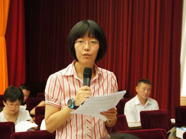  2013年8月21日上午10时30分，文化部举行新闻发布会介绍第一届中国国际马戏节有关情况。图为经济日报记者提问。文化部政府门户网站记者杨倩 摄。