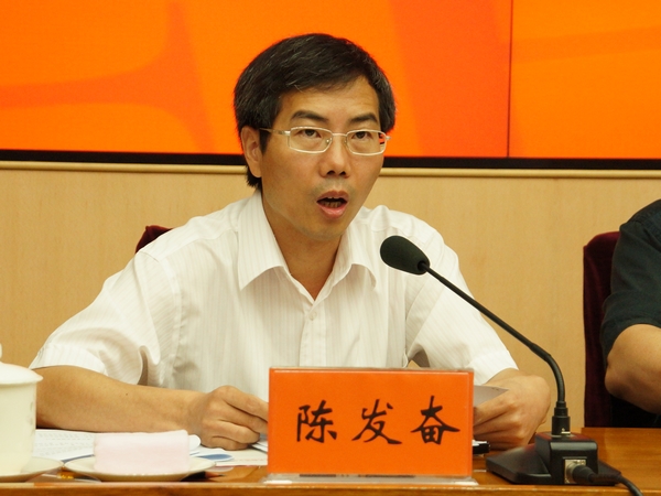  2013年8月21日上午10时30分，文化部举行新闻发布会介绍第一届中国国际马戏节有关情况。图为主持人、文化部办公厅副主任陈发奋。文化部政府门户网站记者杨倩 摄。