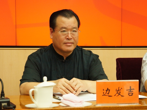 2013年8月21日上午10时30分，文化部举行新闻发布会介绍第一届中国国际马戏节有关情况。图为中国文联副主席、中国杂技家协会主席边发吉。文化部政府门户网站记者杨倩 摄。