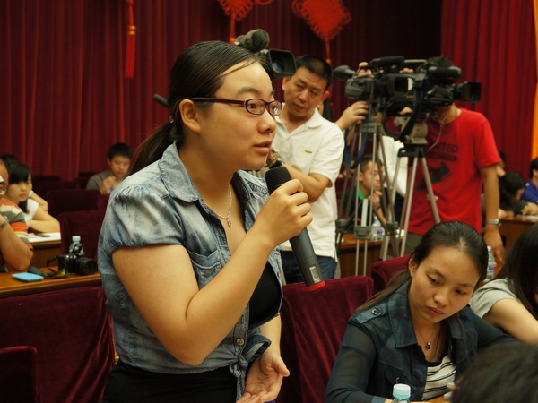    2013年8月21日上午10时30分，文化部举行新闻发布会介绍第一届中国国际马戏节有关情况。图为澳亚卫视记者提问。文化部政府门户网站记者杨倩 摄。