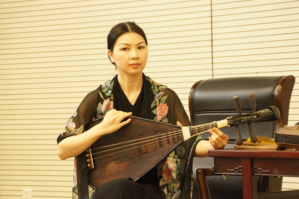 2014年7月6日14点，由文化部主办，文化部非物质文化遗产司和中国非物质文化遗产保护中心、国家图书馆联合承办的“中国非物质文化遗产保护讲座月”第七讲开讲。图为台湾艺术大学音乐系琼红。文化部政府门户网站记者张林林 摄。