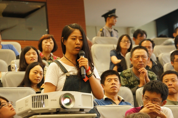 2014年7月6日14点，由文化部主办，文化部非物质文化遗产司和中国非物质文化遗产保护中心、国家图书馆联合承办的“中国非物质文化遗产保护讲座月”第七讲开讲。图为听众提问。文化部政府门户网站记者张林林 摄。