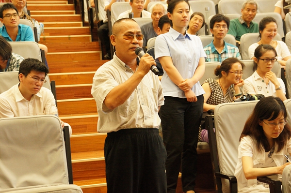 2014年7月6日14点，由文化部主办，文化部非物质文化遗产司和中国非物质文化遗产保护中心、国家图书馆联合承办的“中国非物质文化遗产保护讲座月”第七讲开讲。图为听众提问。文化部政府门户网站记者张林林 摄。