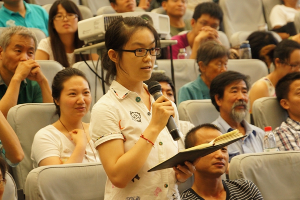 2014年7月6日14点，由文化部主办，文化部非物质文化遗产司和中国非物质文化遗产保护中心、国家图书馆联合承办的“中国非物质文化遗产保护讲座月”第七讲开讲。图为听众提问。文化部政府门户网站记者张林林 摄。