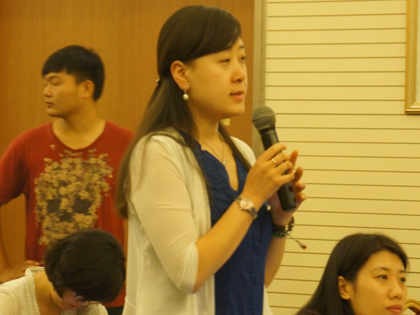   
 文化部于2014年8月20日上午10时举行季度例行新闻发布会，介绍有关工作情况。图为中国文化报记者提问。文化部政府门户网站记者马思伟 摄。