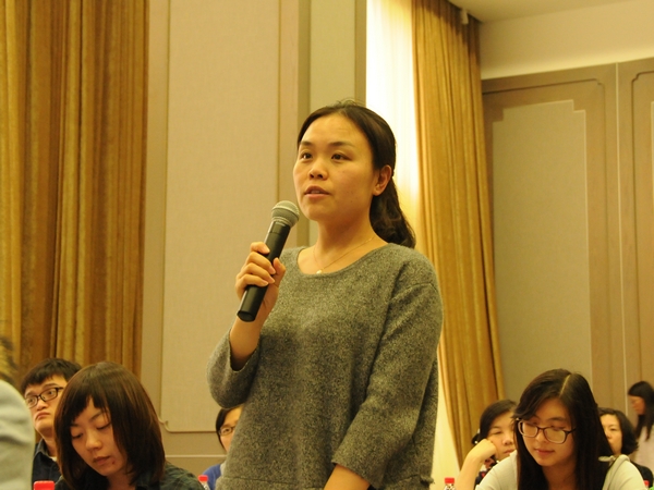  文化部于2014年10月20日下午3时举行季度例行新闻发布会，介绍有关工作情况。图为中国文化报记者提问。文化部政府门户网站记者杨倩 摄。