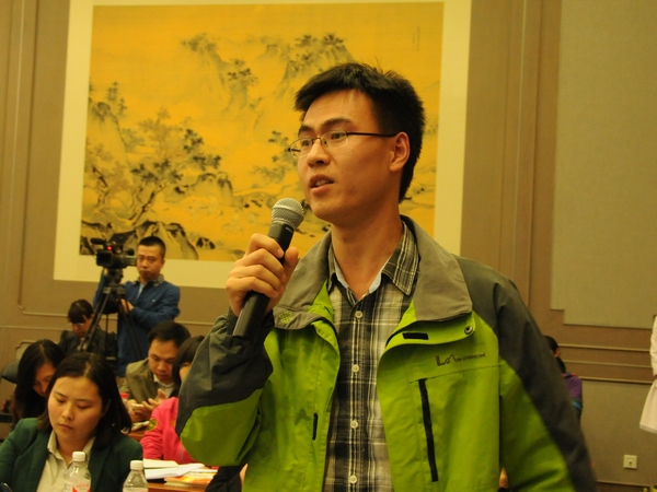    文化部于2014年10月20日下午3时举行季度例行新闻发布会，介绍有关工作情况。图为光明日报记者提问。文化部政府门户网站记者杨倩 摄。
