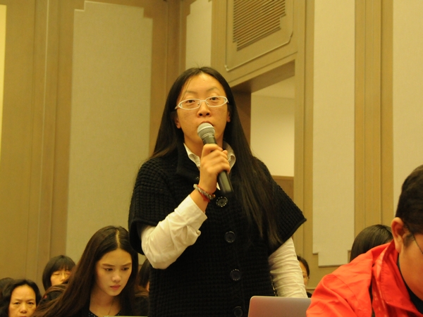    文化部于2014年10月20日下午3时举行季度例行新闻发布会，介绍有关工作情况。图为中国经济网记者提问。文化部政府门户网站记者杨倩 摄。