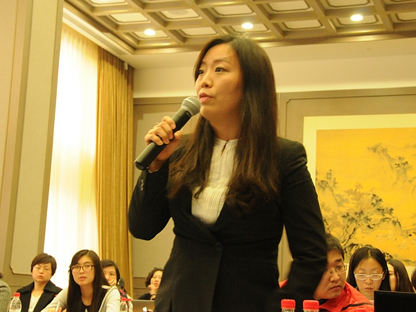  文化部于2014年10月20日下午3时举行季度例行新闻发布会，介绍有关工作情况。图为艺术评论记者提问。文化部政府门户网站记者杨倩 摄。