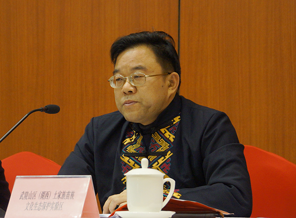  2015年2月10日15时，文化部召开2015春节文化活动新闻发布会。介绍文化生态保护区2015年春节活动有关情况。图为湖南省湘西自治州文化广电新闻出版局副局长高振翼。文化部政府门户网站记者杨倩 摄。