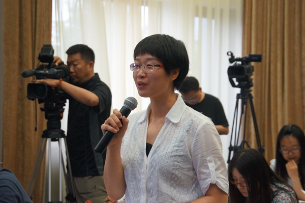    2015年6月10日10时，文化部召开2015年第二季度例行新闻发布会，通报支持小微文化企业2015年工作安排、2015“青年汉学家研修计划”、海外中国文化中心建设与发展情况、2015年度全国对港澳文化交流重点项目等内容。图为中国文化报记者提问。文化部政府门户网站记者杨倩 摄。
