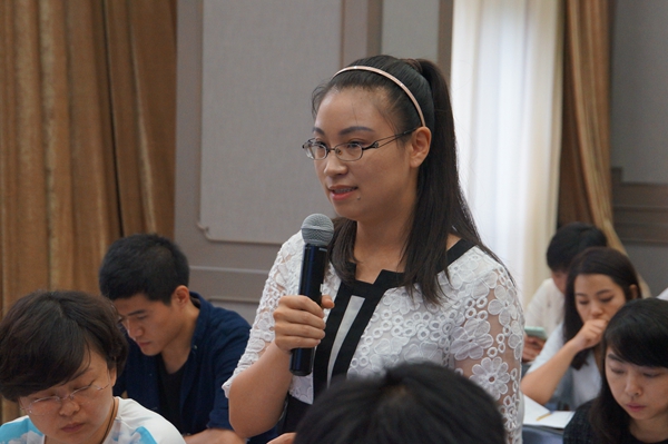    2015年6月10日10时，文化部召开2015年第二季度例行新闻发布会，通报支持小微文化企业2015年工作安排、2015“青年汉学家研修计划”、海外中国文化中心建设与发展情况、2015年度全国对港澳文化交流重点项目等内容。图为农民日报记者提问。文化部政府门户网站记者杨倩 摄。