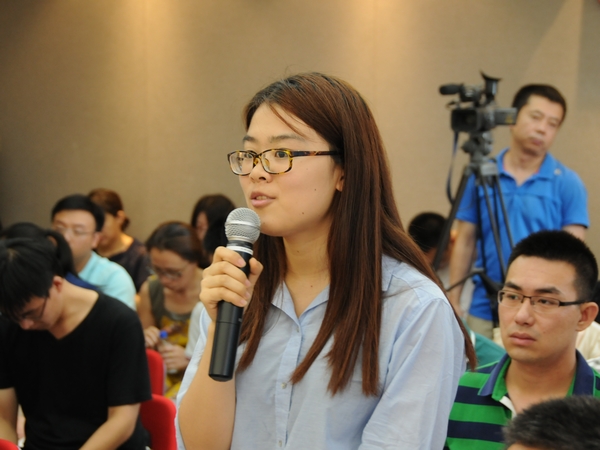  2015年8月11日10时，文化部召开2015年中国图书馆年会、中国文化馆年会新闻发布会，介绍2015年中国图书馆年会、中国文化馆年会有关情况。 图为中国经济网记者提问。文化部政府门户网站记者杨倩 摄。