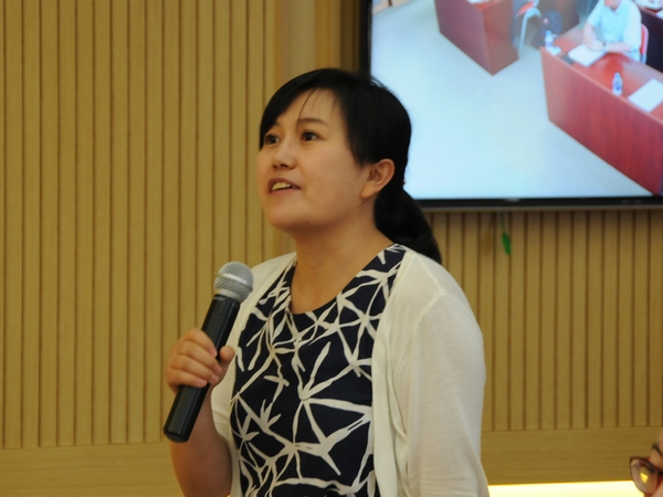  2015年8月11日10时，文化部召开2015年中国图书馆年会、中国文化馆年会新闻发布会，介绍2015年中国图书馆年会、中国文化馆年会有关情况。 图为中央人民广播电台记者提问。文化部政府门户网站记者杨倩 摄。 