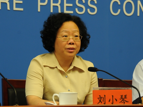   2015年8月11日10时，文化部召开2015年中国图书馆年会、中国文化馆年会新闻发布会，介绍2015年中国图书馆年会、中国文化馆年会有关情况。 图为文化部公共文化司巡视员刘小琴。文化部政府门户网站记者杨倩 摄。