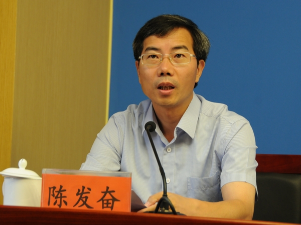 2015年8月11日10时，文化部召开2015年中国图书馆年会、中国文化馆年会新闻发布会，介绍2015年中国图书馆年会、中国文化馆年会有关情况。 图为文化部办公厅副主任、主持人陈发奋。文化部政府门户网站记者杨倩 摄。