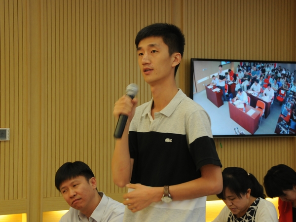  2015年8月11日10时，文化部召开2015年中国图书馆年会、中国文化馆年会新闻发布会，介绍2015年中国图书馆年会、中国文化馆年会有关情况。 图为新民晚报记者提问。文化部政府门户网站记者杨倩 摄。
