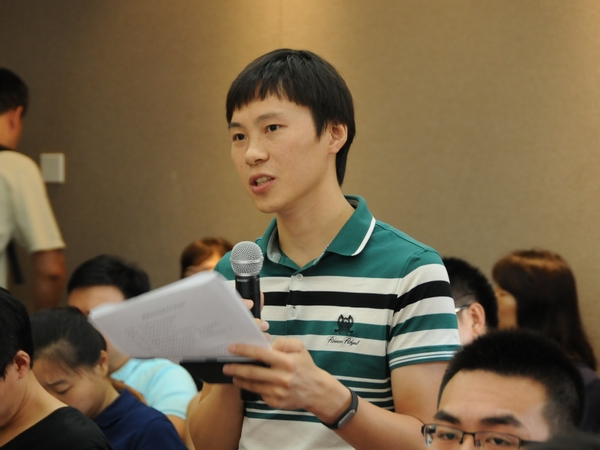 2015年8月11日10时，文化部召开2015年中国图书馆年会、中国文化馆年会新闻发布会，介绍2015年中国图书馆年会、中国文化馆年会有关情况。 图为国际商报记者提问。文化部政府门户网站记者杨倩 摄。