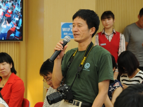 2015年8月11日10时，文化部召开2015年中国图书馆年会、中国文化馆年会新闻发布会，介绍2015年中国图书馆年会、中国文化馆年会有关情况。 图为中国网记者提问。文化部政府门户网站记者杨倩 摄。