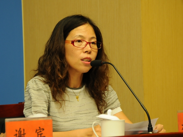  2015年8月11日10时，文化部召开2015年中国图书馆年会、中国文化馆年会新闻发布会，介绍2015年中国图书馆年会、中国文化馆年会有关情况。 图为文化部全国公共文化发展中心协会秘书处处长、中国文化馆协会副秘书长赵保颖。文化部政府门户网站记者杨倩 摄。