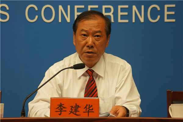  2015年9月8日下午14:20，文化部举办第十五届中国吴桥国际杂技艺术节新闻发布会。介绍第十五届中国吴桥国际杂技艺术节有关情况。图为河北省文化厅副厅长李建华。文化部政府门户网站记者杨倩 摄。 