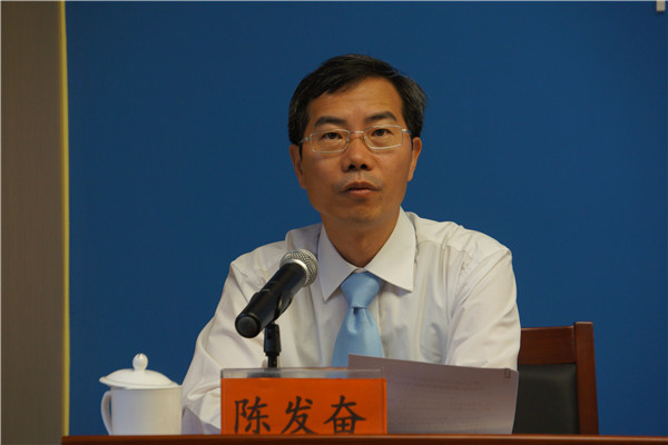  2015年9月8日下午14:20，文化部召开第十五届中国吴桥国际杂技艺术节新闻发布会。介绍第十五届中国吴桥国际杂技艺术节有关情况。图为文化部办公厅副主任、主持人陈发奋。文化部政府门户网站记者杨倩 摄。