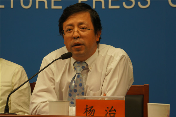    2015年9月8日下午14:20，文化部举办第十五届中国吴桥国际杂技艺术节新闻发布会。介绍第十五届中国吴桥国际杂技艺术节有关情况。图为文化部外联局党委副书记杨治。文化部政府门户网站记者杨倩 摄。 