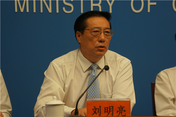  2015年9月8日下午14:20，文化部举办第十五届中国吴桥国际杂技艺术节新闻发布会。介绍第十五届中国吴桥国际杂技艺术节有关情况。图为石家庄市人民政府副秘书长刘明亮。文化部政府门户网站记者杨倩 摄。 
