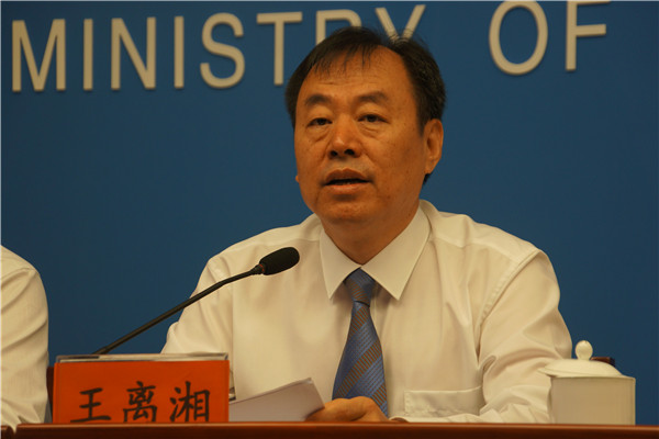  2015年9月8日下午14:20，文化部举办第十五届中国吴桥国际杂技艺术节新闻发布会。介绍第十五届中国吴桥国际杂技艺术节有关情况。图为河北省文化厅党组书记王离湘。文化部政府门户网站记者杨倩 摄。