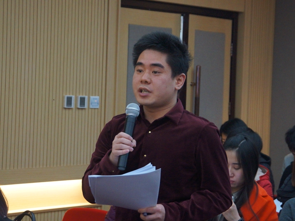    2015年12月9日上午10时，文化部召开2015年第四季度例行新闻发布会，着重介绍拉动城乡居民文化消费试点情况、贫困地区公共文化服务体系建设情况、全国地方戏优秀中青年演员汇报演出以及2015年全国美术馆馆藏精品展出季情况。图为人民日报记者提问。文化部政府门户网站记者杨倩 摄。