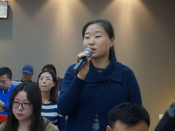    2015年12月9日上午10时，文化部召开2015年第四季度例行新闻发布会，着重介绍拉动城乡居民文化消费试点情况、贫困地区公共文化服务体系建设情况、全国地方戏优秀中青年演员汇报演出以及2015年全国美术馆馆藏精品展出季情况。图为中国文化传媒集团记者提问。文化部政府门户网站记者杨倩 摄。