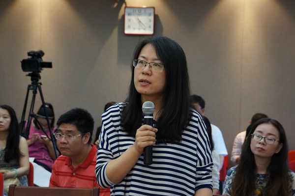    2016年9月5日上午九时半，文化部召开新闻发布会，介绍第四届中国非遗博览会有关情况。图为济南日报记者提问。文化部政府门户网站记者杨倩 摄
