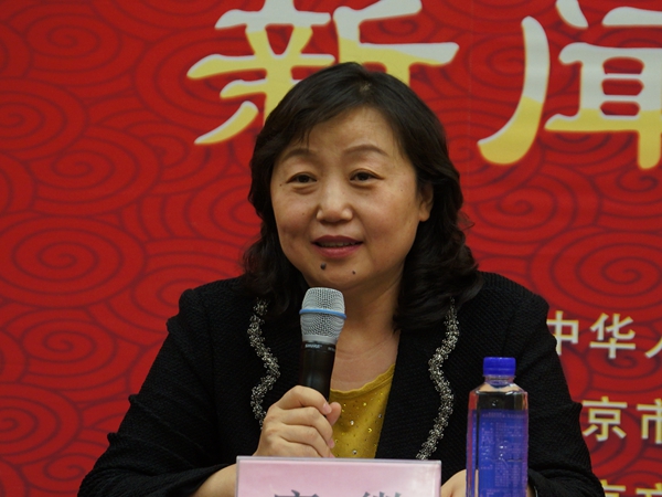 2017年4月21日下午2:00，文化部召开新闻发布会介绍群星奖获奖作品及优秀作品全国巡演相关情况 。图为北京市文化局副局长庞薇。文化部政府门户网站记者杨倩 摄。