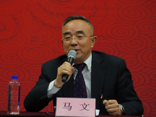 2017年4月21日下午2:00，文化部召开新闻发布会介绍群星奖获奖作品及优秀作品全国巡演相关情况 。图为北京市文化局副巡视员、北京文化艺术活动中心主任马文。文化部政府门户网站记者杨倩 摄。