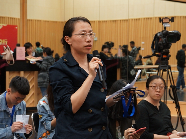 2017年4月21日下午2:00，文化部召开新闻发布会介绍群星奖获奖作品及优秀作品全国巡演相关情况 。图为中新社记者提问。文化部政府门户网站记者杨倩 摄。