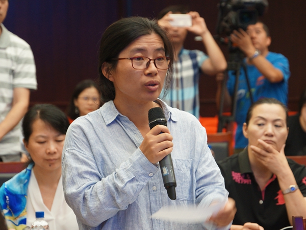 2017年8月22日上午10:00，文化部召开新闻发布会介绍第十五届亚洲艺术节相关情况。图为宁波日报记者提问。文化部政府门户网站记者杨倩 摄。