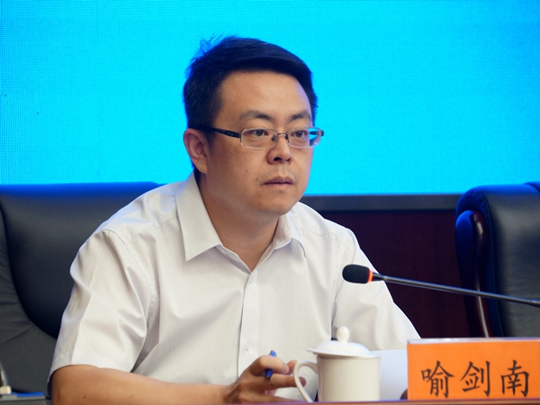   2017年8月29日下午2:30，文化部召开新闻发布会介绍第五届中国诗歌节相关情况。图为文化部办公厅副主任、主持人喻剑南。文化部政府门户网站记者杨倩 摄。