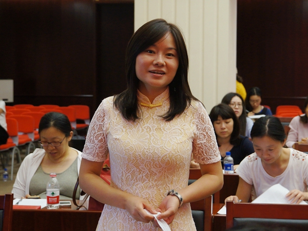   2017年9月6日下午2:30，文化部召开新闻发布会介绍《中国工尺谱集成》编撰情况。图为中国人民广播电台文艺之声记者提问。文化部政府门户网站记者杨倩 摄。