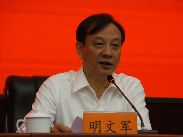   2017年9月6日下午4:10，文化部召开新闻发布会介绍第四届中国西部交响乐周筹备情况。图为文化部艺术司巡视员、副司长明文军。文化部政府门户网站记者杨倩 摄。
