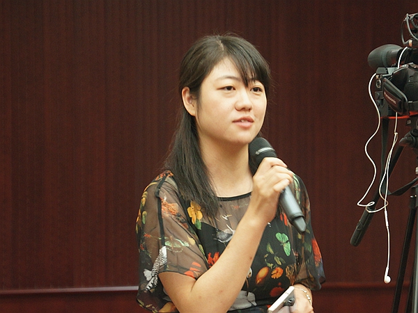   2017年9月6日下午4:10，文化部召开新闻发布会介绍第四届中国西部交响乐周筹备情况。图为中央电视台财经频道记者提问。文化部政府门户网站记者杨倩 摄。