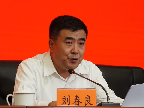   2017年9月6日下午4:10，文化部召开新闻发布会介绍第四届中国西部交响乐周筹备情况。图为内蒙古自治区文化厅副厅长、内蒙古民族艺术剧院党委书记、院长刘春良。文化部政府门户网站记者杨倩 摄。